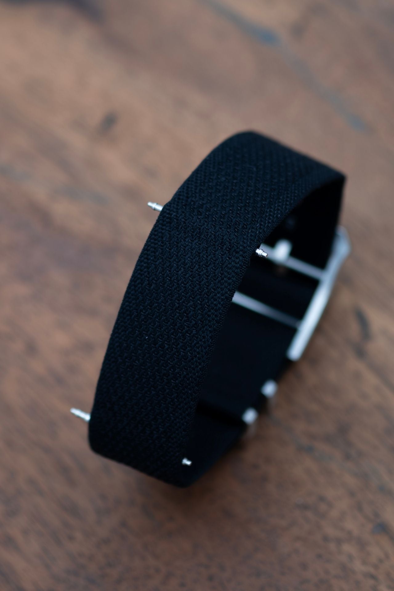 BRACELET BANDE ARMUREE NOIR
