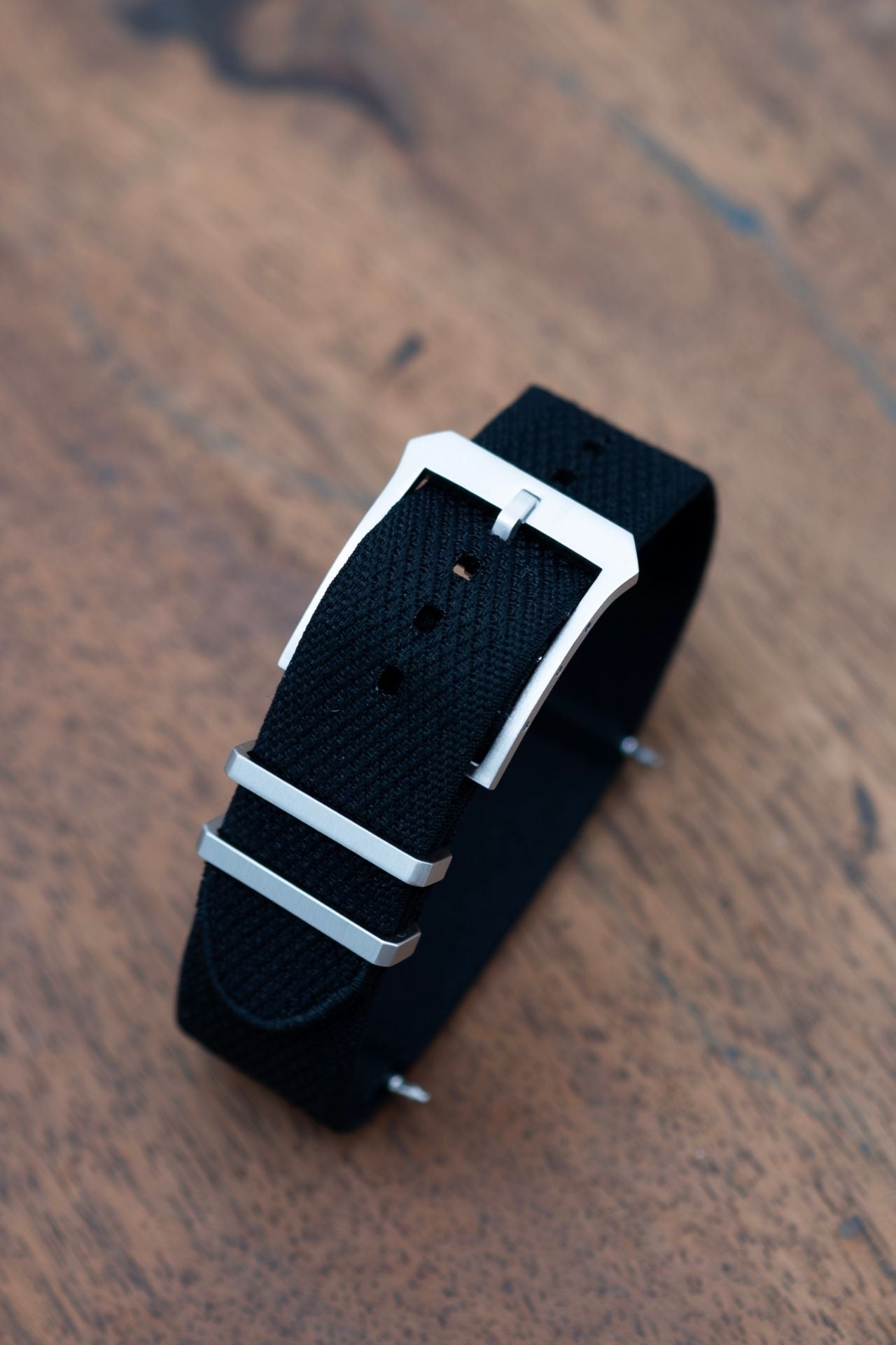 BRACELET BANDE ARMUREE NOIR