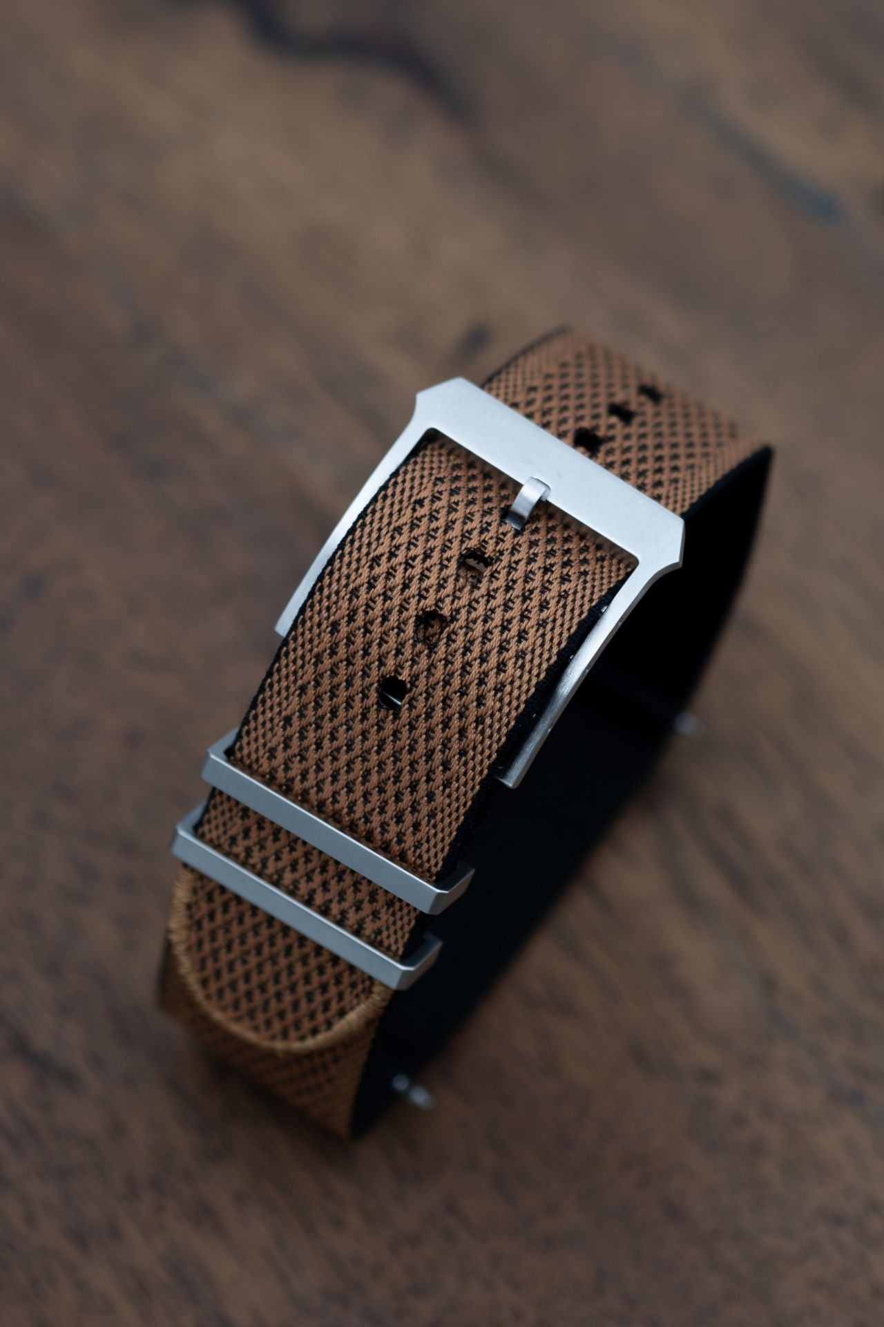 BRACELET BANDE ARMUREE CUIR CLAIR