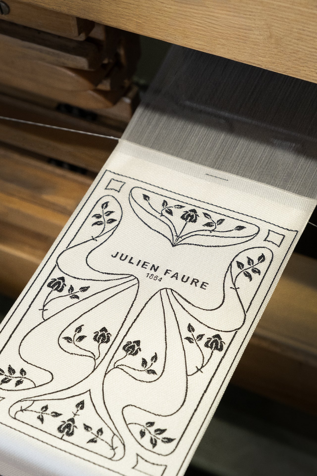 Étiquette blanche présentant la maison Julien Faure