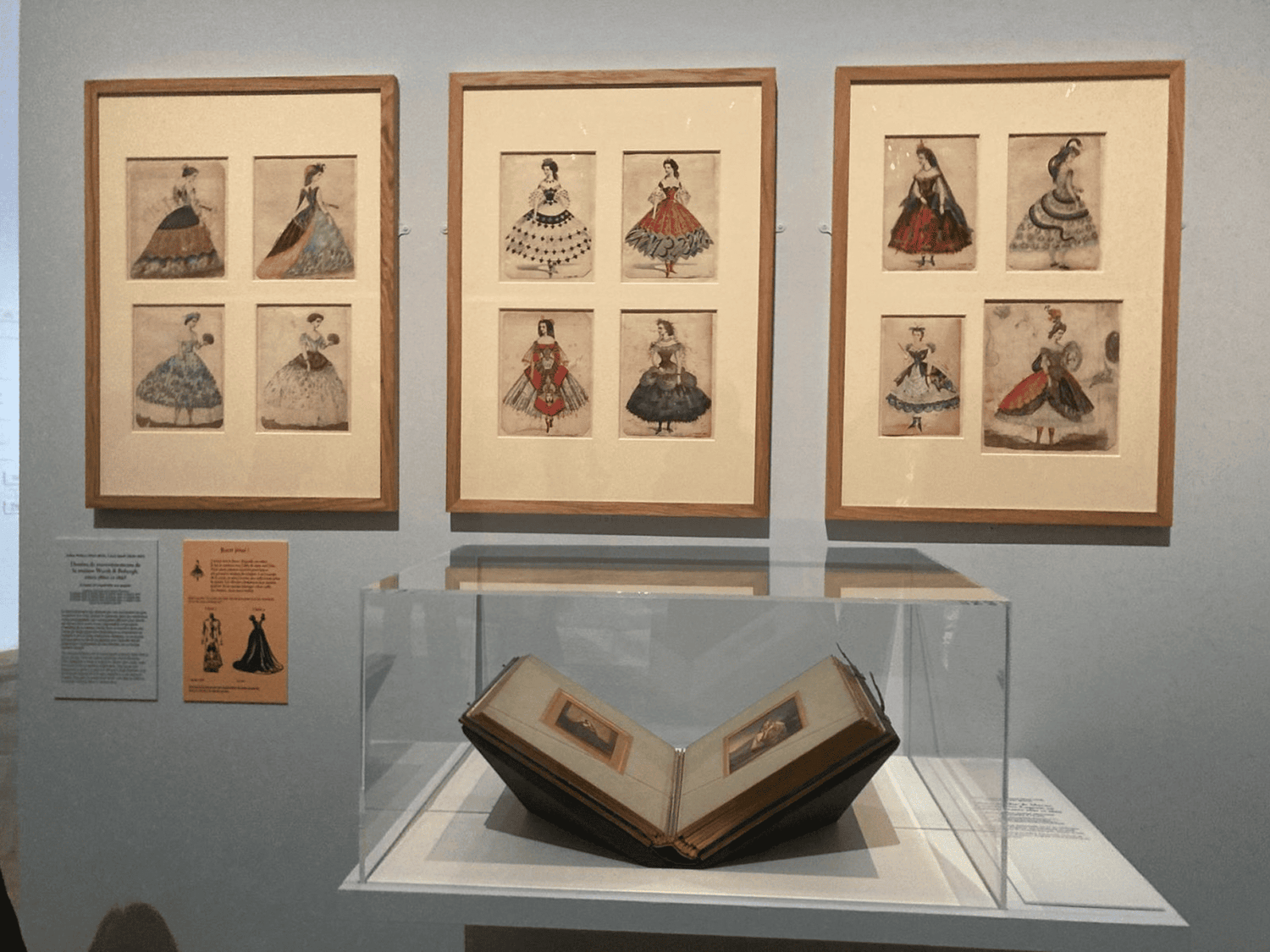 Photo prise dans un musée pour les robes WORTH