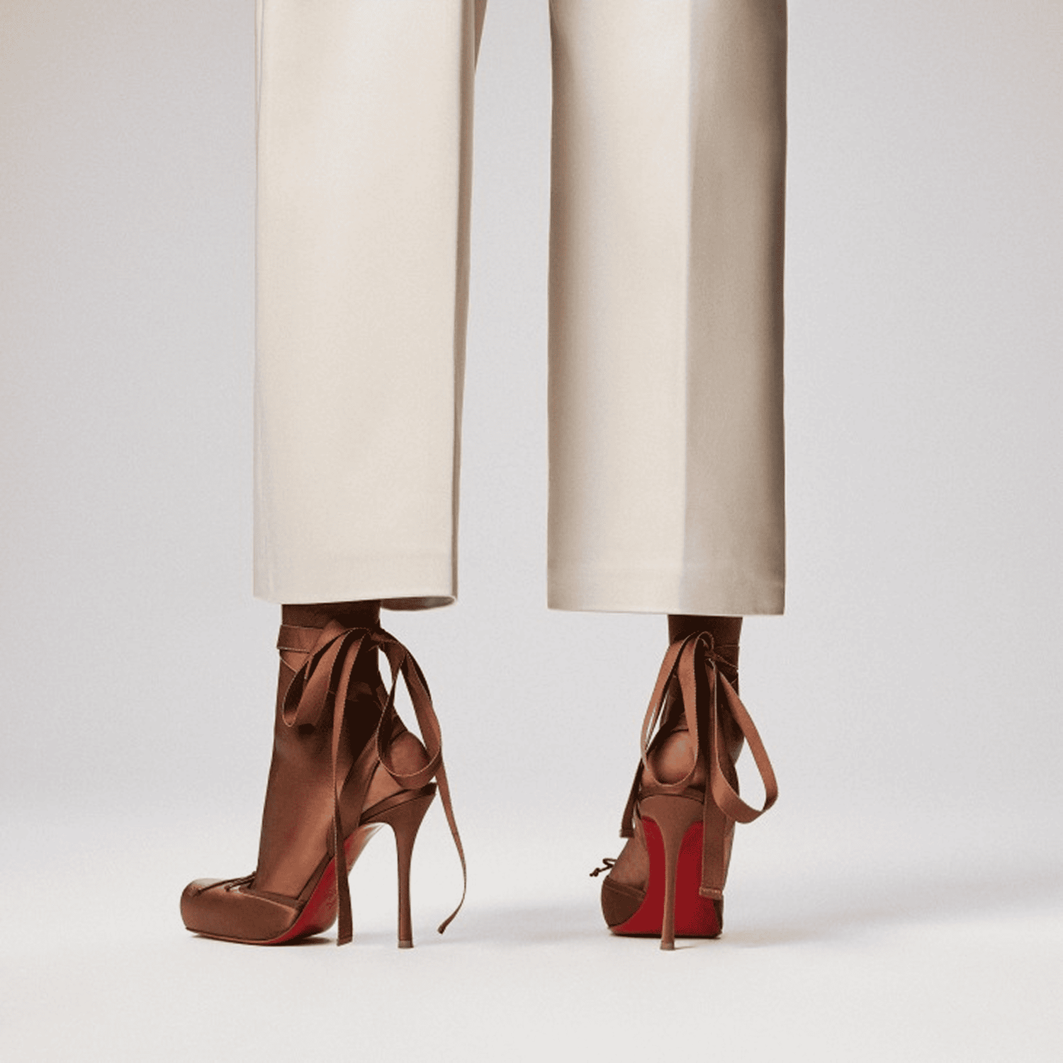 Chaussure à ruban fait par Julien Faure proposé par la maison Louboutin
