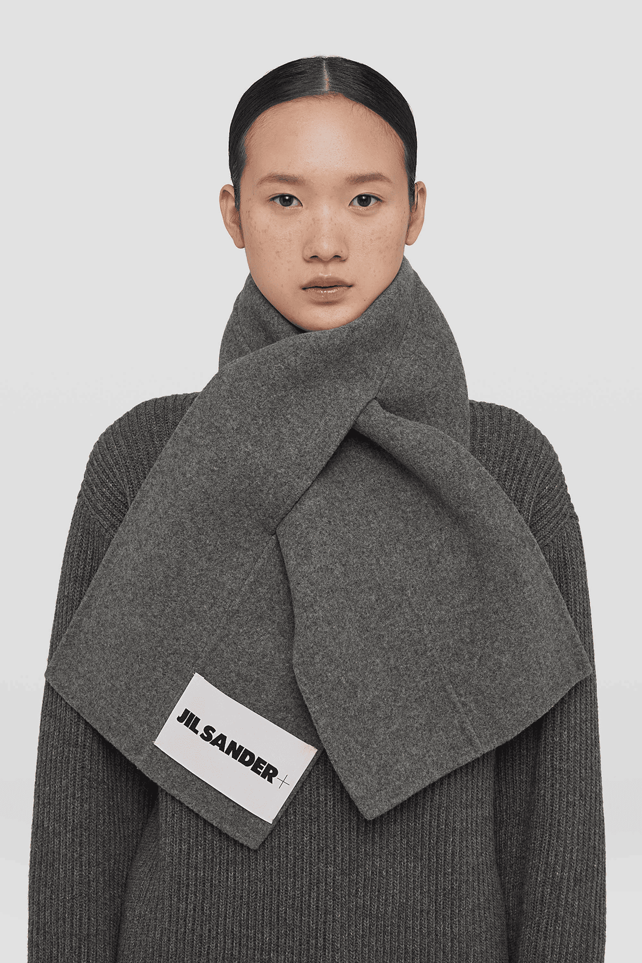 Photo de présentation écharpe grise avec étiquette Jil Sander