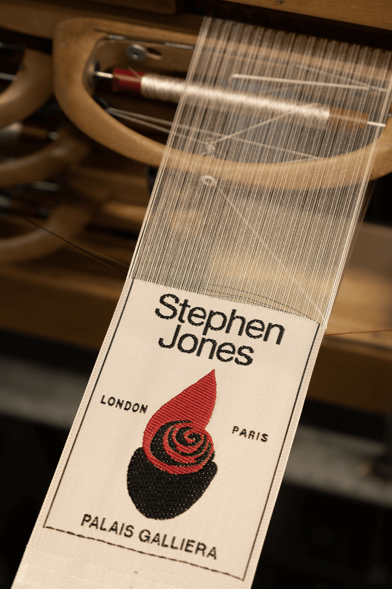 Photo de l'étiquette Stephen Jones sur métier navettes