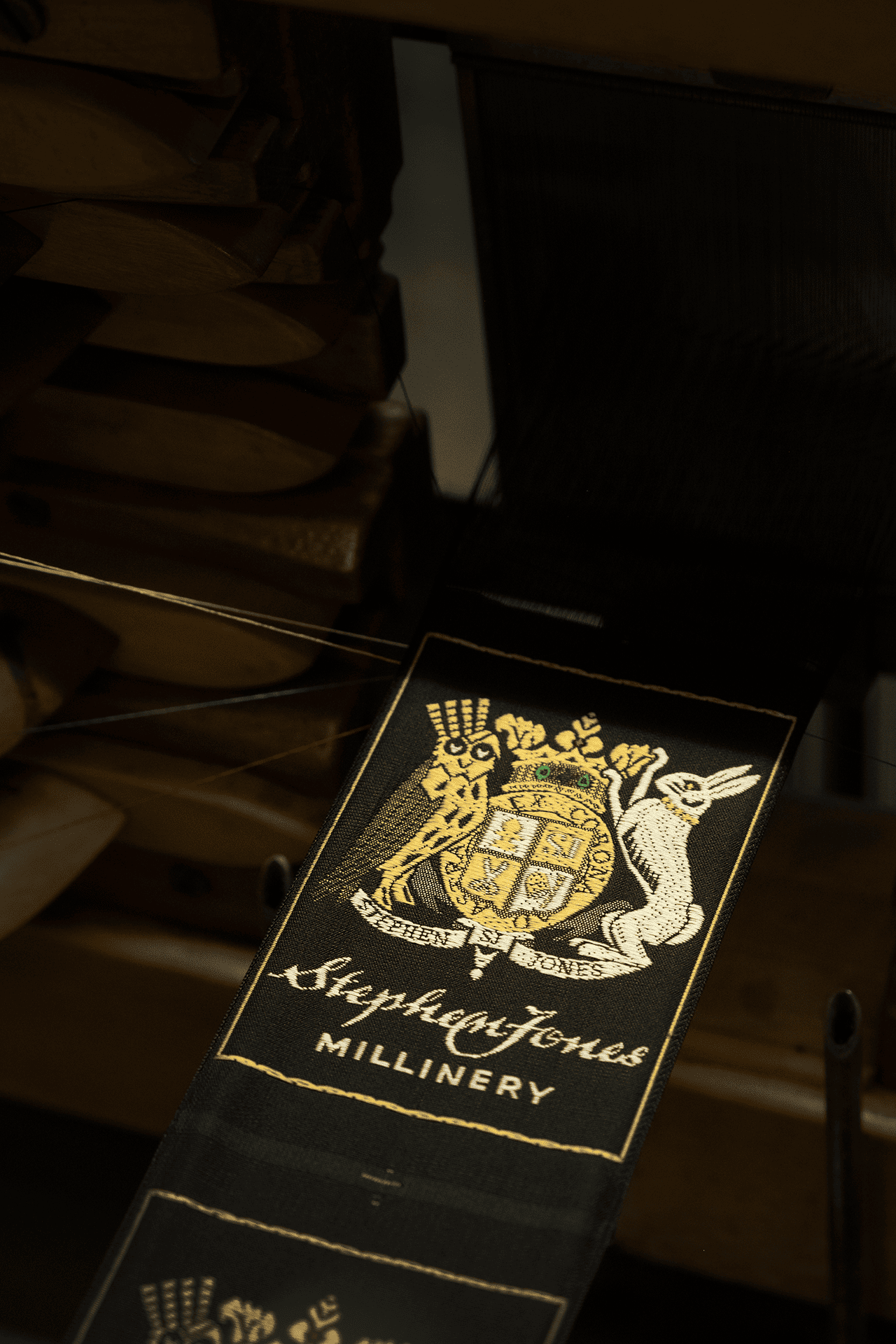 Etiquette noire faite par Julien Faure pour Stephen Jones Millinery