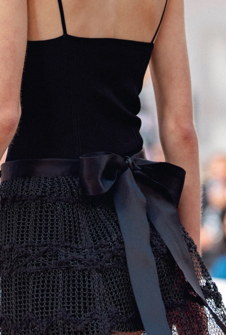 Jupe avec un noeud en satin et un tissage jacquard par Julien Faure