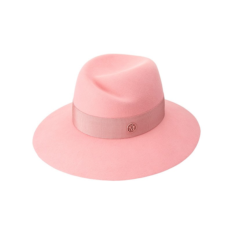 Chapeau rose poudré en feutre, avec large bord et ruban ton sur ton, photographié sur fond blanc.