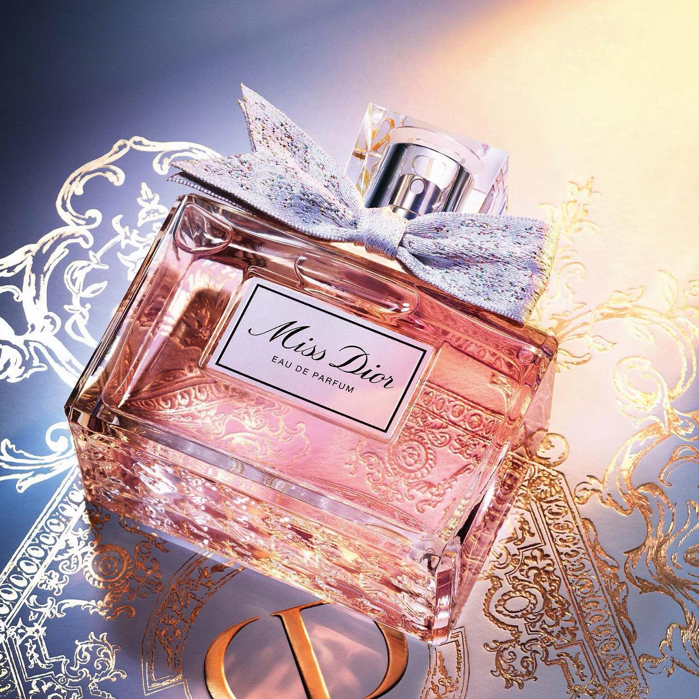 Flacon Miss Dior Eau de Parfum orné de son nœud poignard tissé en Jacquard par la Maison Julien Faure