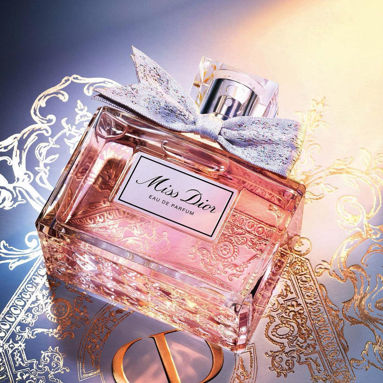 Flacon Miss Dior Eau de Parfum orné de son nœud poignard tissé en Jacquard par la Maison Julien Faure