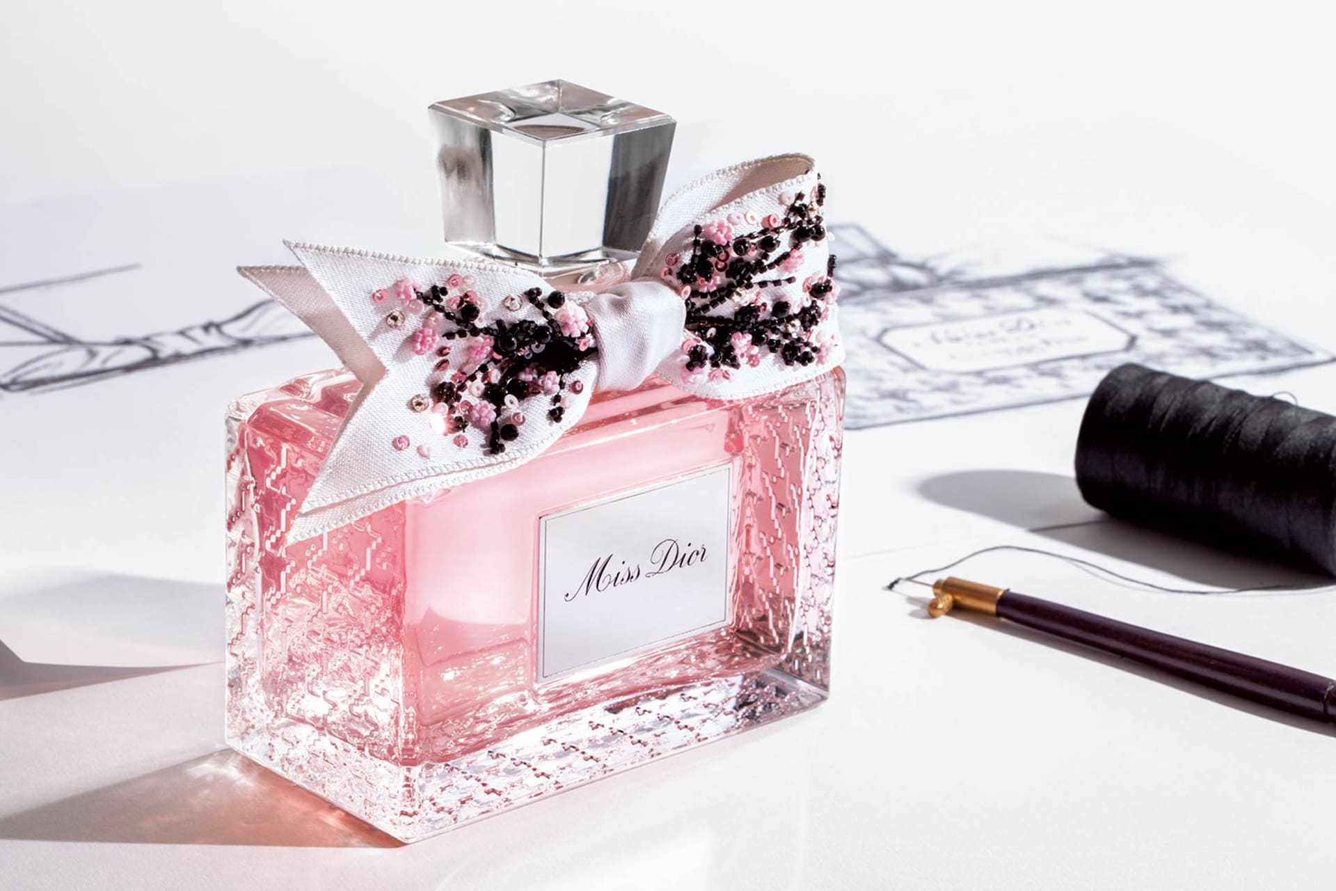 Photo de présentation d'un ruban pour parfumerie Julien Faure avec Miss Dior