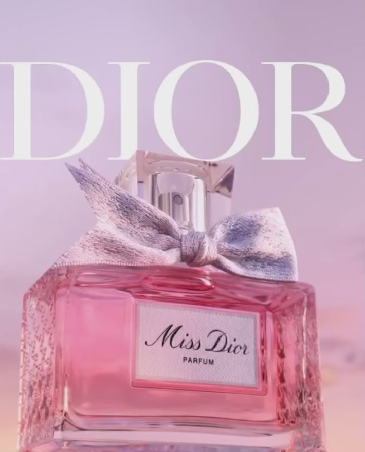 Vidéo du tissage artisanal sur métier à navette du ruban argenté pour le parfum Miss Dior par la manufacture Julien Faure.
