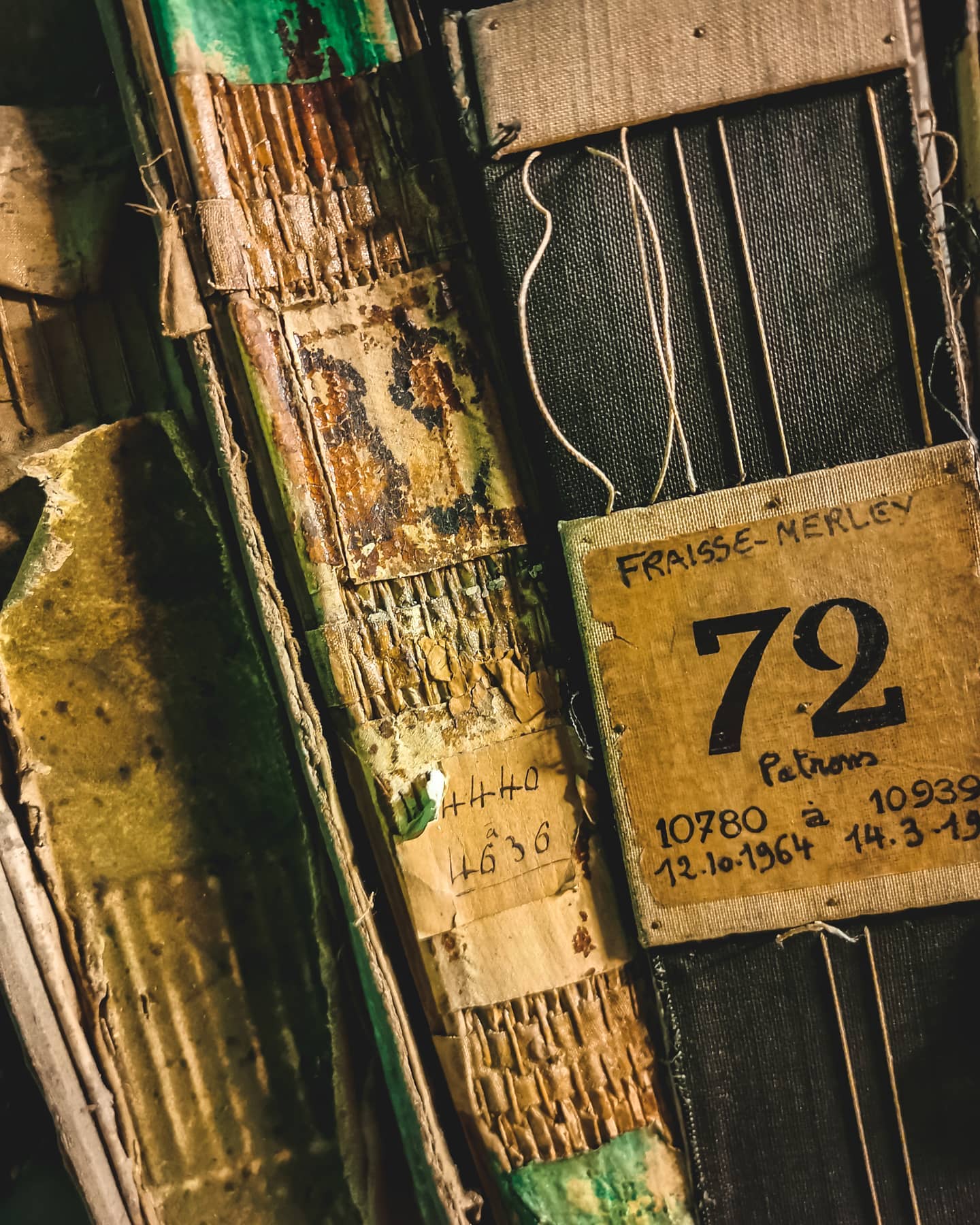 Détail de registres d'archives de patrons textiles avec étiquette Fraisse-Merley n°72.