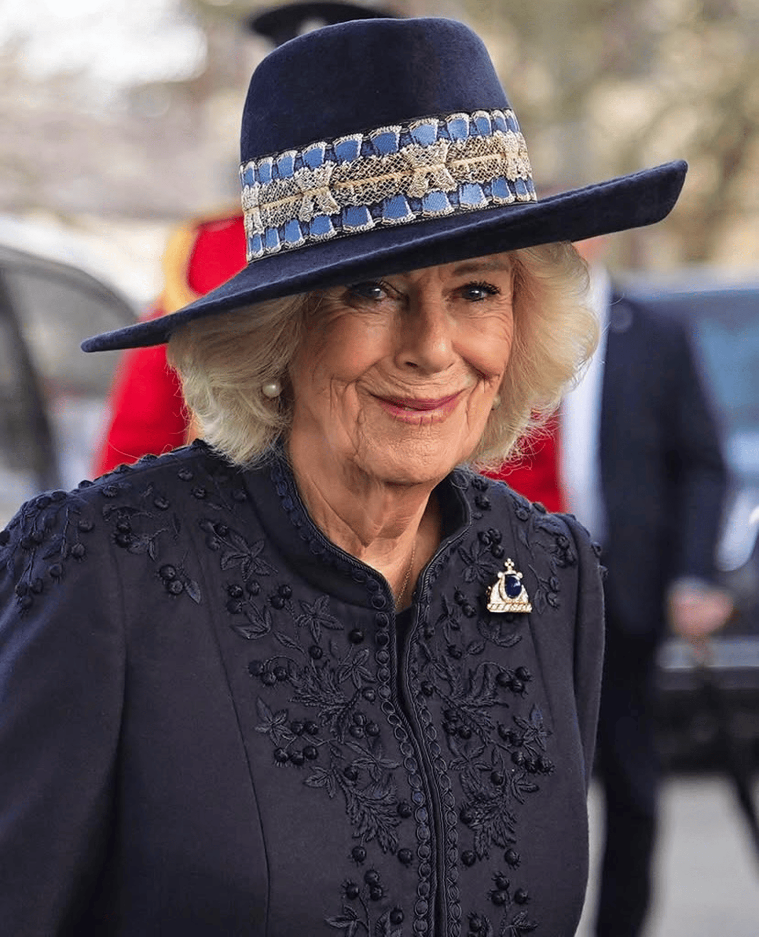 Chapeau de la reine Camilla ayant le tissage de Julien Faure