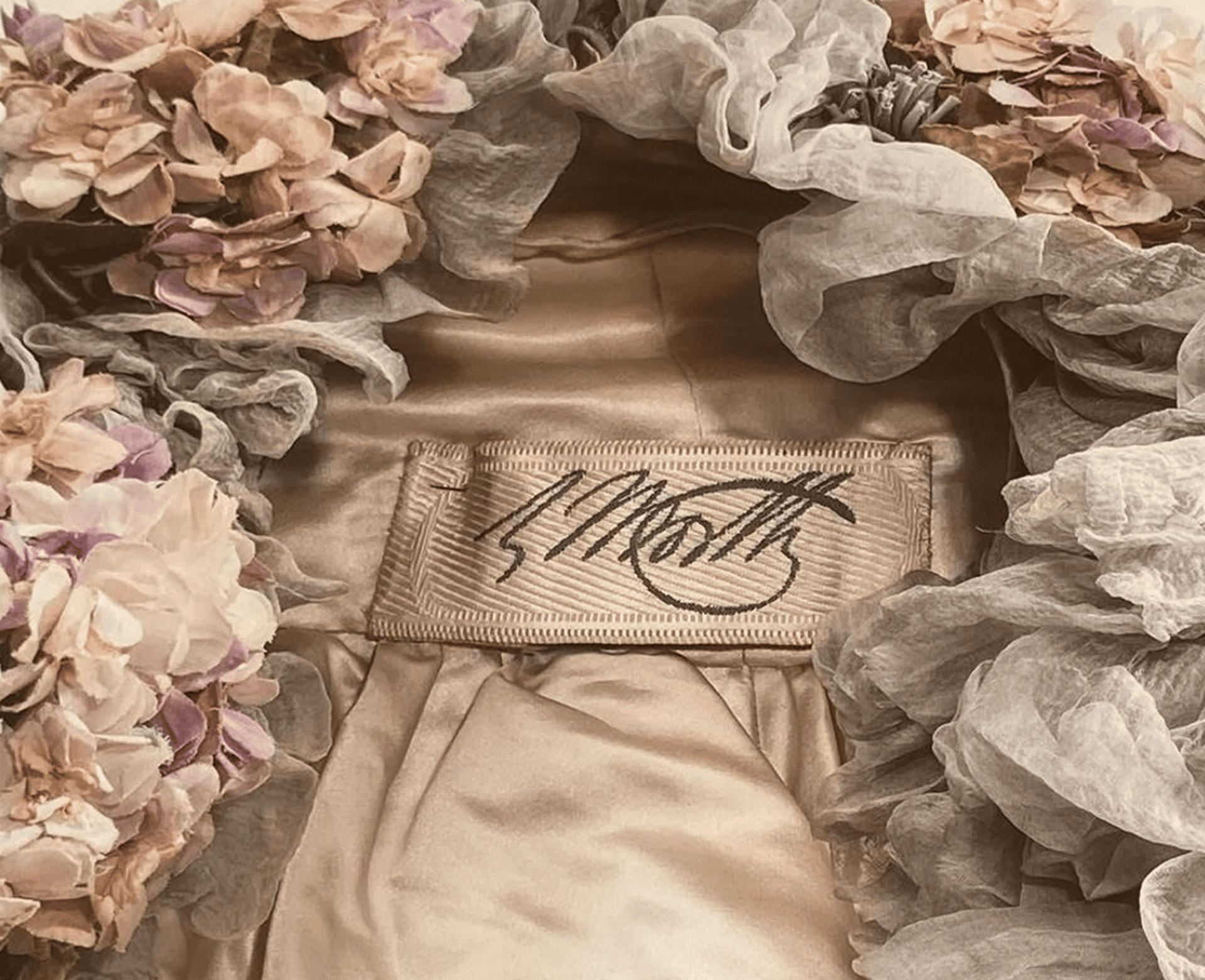 Robe rose ayant un tissage tissage jacquard par Julien Faure