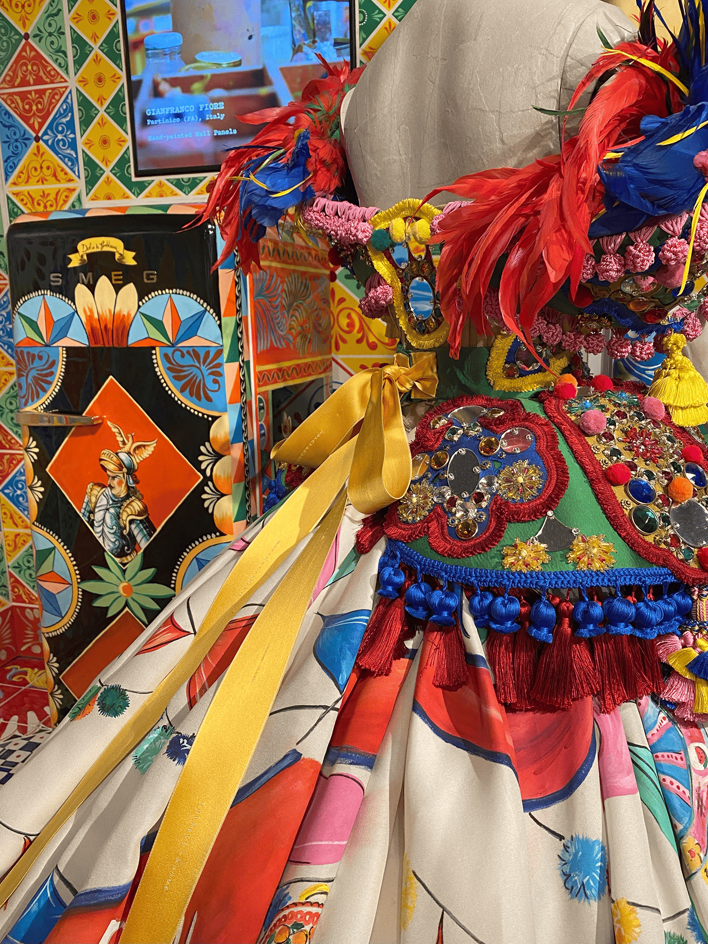 Ruban jaune par Julien Faure pour l'exposition Dolce Gabbana