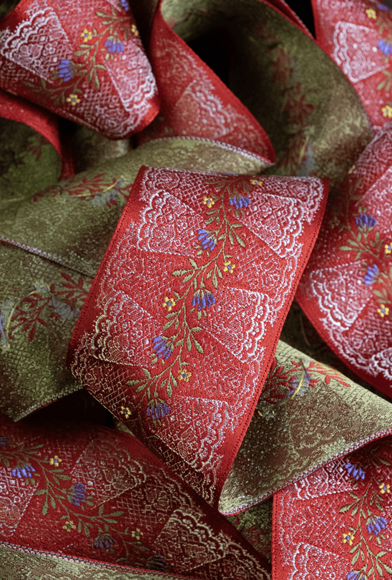 Ruban vintage rouge fleuri par Julien Faure 