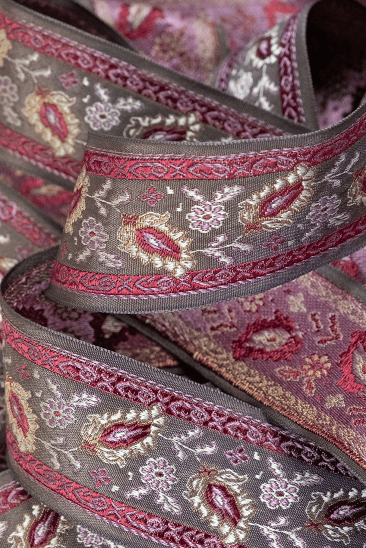 Ruban violet rose fantaisie avec le tissage jacquard de Julien Faure