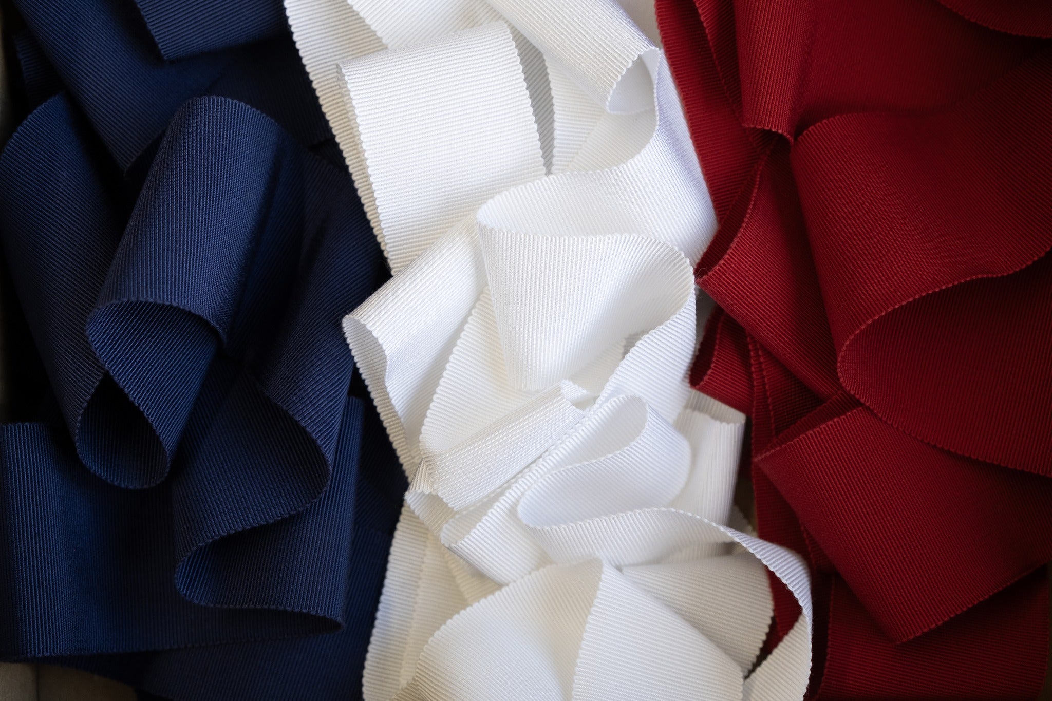 Rubans gros-grain bleu, blanc et rouge formant le drapeau français