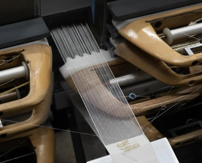 Machine de tissage d'étiquette moderne par Julien Faure
